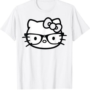 Puede incluir: Camiseta blanca con un contorno en blanco y negro de Hello Kitty con gafas.