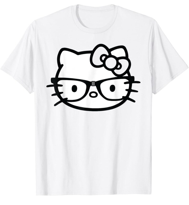 Puede incluir: Camiseta blanca con un contorno en blanco y negro de Hello Kitty con gafas.