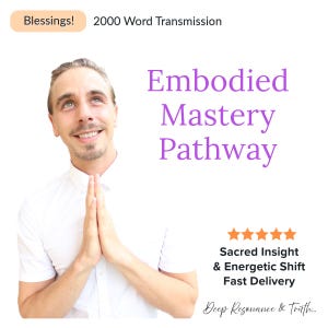 Pode incluir: Um homem com as mãos juntas em oração, olhando para cima. O texto "Embodied Mastery Pathway" está escrito em roxo acima dele. O texto "Sacred Insight & Energetic Shift Fast Delivery" está escrito abaixo dele. Cinco estrelas douradas estão acima do texto.