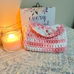 Tarjetero y monedero de crochet hecho a mano, en degradado pastel rosa y blanco con botón de perla, regalo perfecto para ella, pequeño organizador de billetera.