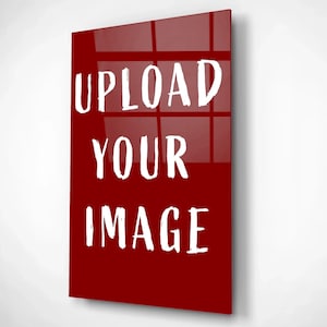 Peut inclure: Une œuvre d'art murale rectangulaire rouge brillant avec les mots "UPLOAD YOUR IMAGE" en grand, blanc, police sans empattement. L'œuvre est montée sur un mur blanc et la surface réfléchit la lumière.