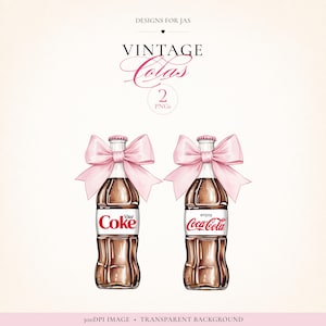 Puede incluir: Dos ilustraciones digitales de botellas de refresco de vidrio, cada una adornada con un gran lazo rosa claro en el cuello. Una botella presenta el logotipo de Diet Coke, mientras que la otra muestra el logotipo de Coca-Cola con el texto enjoy. El texto DESIGNS FOR JAS VINTAGE Colas 2 PNGs aparece arriba.