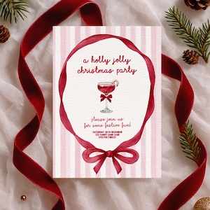 Op de afbeelding: Een rechthoekige uitnodigingskaart voor een kerstfeest met een lichtroze en wit verticaal gestreepte achtergrond. Een rood lint vormt een ovaal kader rond een illustratie van een rode cocktail met een zuurstok en een rode strik. Tekst: a holly jolly christmas party, please join us for some festive fun! SATURDAY 20TH DECEMBER 123 CANDY CANE LANE FESTIVE FOREST.