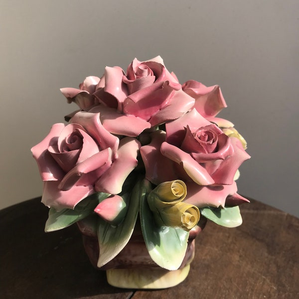 SKULPTUR, Keramik, Blumenstrauß mit Rosen, Capodimonte, Italien.