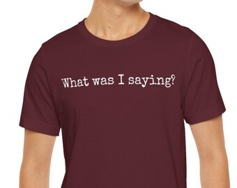 Camiseta "O que eu estava dizendo?", Camiseta com frase engraçada, Camiseta com humor seco, Camiseta com frase espirituosa, Presente com humor para quem tem TDAH, Camiseta para quem pensa demais