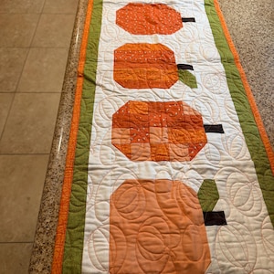 Camino de mesa hecho a mano con colcha de calabazas: decoración acogedora para otoño y Acción de Gracias