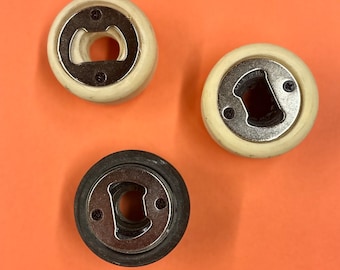 Apribottiglie con ruota da skateboard