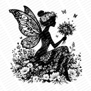 Puede incluir: Silueta en blanco y negro de un hada con alas, sentada en un campo de flores. Ella sostiene un ramo de flores en su mano.