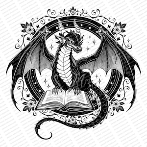 Dragão Lendo um Livro | SVG PNG JPG | Arte de Dragão | Design de Camiseta Gótica | Sabedoria Floral | Arte Fantástica de Livros | Sublimação | Impressão | Gravação a Laser