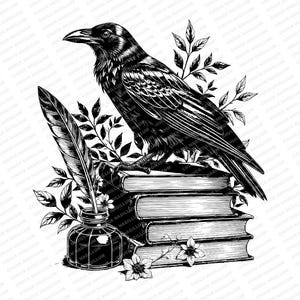 Könnte beinhalten: Ein schwarzer Rabe sitzt auf einem Stapel Bücher mit einer Feder und einem Tintenfass. Der Rabe ist von belaubten Zweigen und Blumen umgeben.