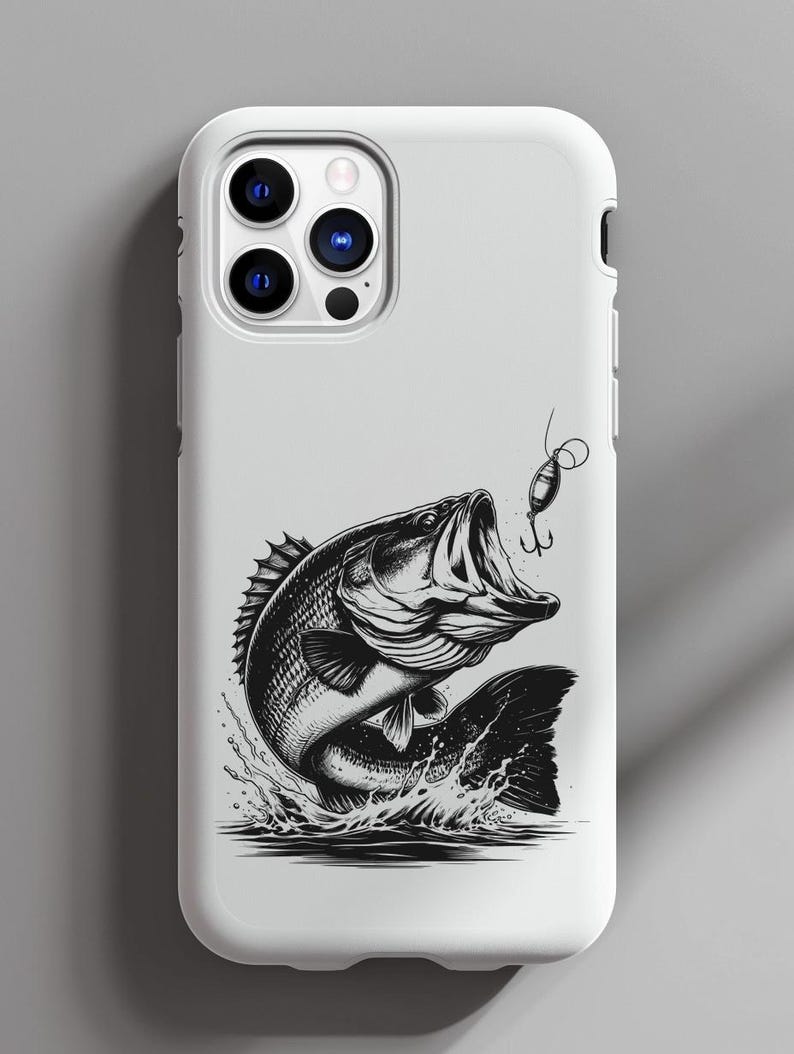 K&ouml;nnte beinhalten: Eine wei&szlig;e Handyh&uuml;lle mit einer Schwarzwei&szlig;illustration eines Barsches, der mit einem K&ouml;der im Maul aus dem Wasser springt.