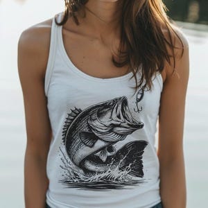K&ouml;nnte beinhalten: Ein wei&szlig;es Tanktop mit einer schwarz-wei&szlig;en Illustration eines Schwarzbarsches, der mit einem Angelhaken im Maul aus dem Wasser springt.