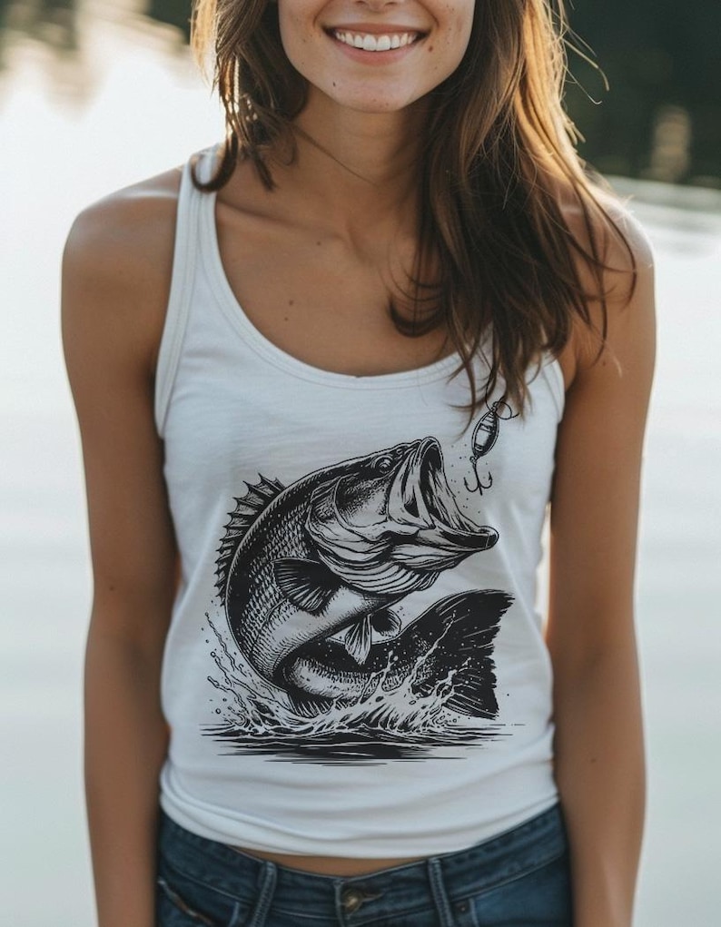 K&ouml;nnte beinhalten: Ein wei&szlig;es Tanktop mit einer schwarz-wei&szlig;en Illustration eines Schwarzbarsches, der mit einem Angelhaken im Maul aus dem Wasser springt.