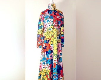 VINTAGE 60’s to early 70’s Vibrant Floral Long sleeve Polyester Dress