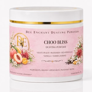 Könnte beinhalten: Ein weißes Glas mit goldenem Band und einem rosa Etikett. Auf dem Etikett steht "CHOO BLISS DUSTING POWDER" und es zeigt Abbildungen von Pfirsichen und Blumen. Zutaten: Samtpfirsich, Mandarine, rote Spinnenlilie, Vanille und Samba-Jasmin.