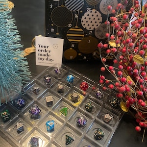 Tout nouveau calendrier de l'Avent 2025 de 12 à 25 jours pour Dungeons & Dragons, toujours en livraison, dépêchez-vous ! 12 jours, c'est toujours vendu !