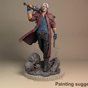 Peut inclure: Figurine détaillée d'un personnage aux cheveux blancs, vêtu d'un manteau rouge, d'une chemise bleue et d'un pantalon noir. La figurine tient une arbalète et un pistolet. La base présente un motif gris texturé. Le texte "Painting suggestion" est en bas.