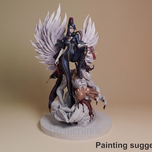 Pode incluir: Estatueta detalhada de uma mulher em um terno azul escuro, empoleirada em uma criatura com grandes asas brancas. Ela segura duas pistolas vermelhas. A base é branca com o texto "Rememinds". As palavras "Painting suggestion" estão na parte inferior.