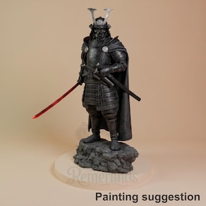 Può includere: Una statuetta di samurai grigio scuro con un elmo a cresta di mezzaluna, armatura a strati e un mantello fluente. La figura poggia su una base rocciosa testurizzata e impugna una spada lunga e sottile con una lama rossa brillante. Il testo Painting suggestion è visibile.