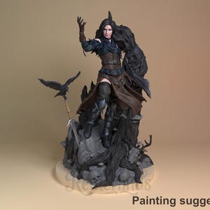 Puede incluir: Figura detallada de una mujer con atuendo de fantasía, con un cuervo posado en un bastón. La figura está sobre una base con calaveras y un cráneo de ciervo. La mujer lleva un atuendo oscuro con falda y botas marrones.