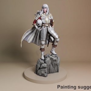Pode incluir: Figura detalhada de um personagem em armadura ornamentada, segurando um capacete. A figura está sobre uma base rochosa, com uma capa branca esvoaçante. A paleta de cores inclui tons de branco, prata, vermelho e castanho. A base está em uma plataforma circular. Texto na parte inferior: "Sugestão de pintura."