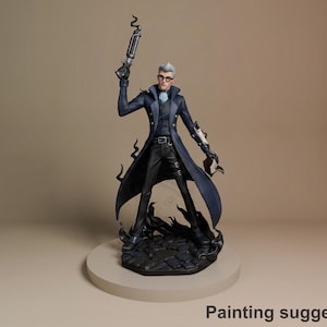 Puede incluir: Figura detallada de un personaje con abrigo azul oscuro, pantalón negro y cabello plateado, sosteniendo un arma. La figura está sobre una base redonda y clara con una superficie oscura y texturizada. Incluye el texto "Painting suggestion".