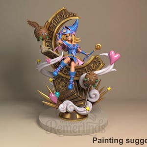 Peut inclure: Figurine détaillée d'un personnage féminin en tenue bleue et rose, perchée sur une pile de livres et un croissant de lune. La figurine est entourée d'éléments décoratifs, dont un oiseau, des cœurs et des étoiles. La base porte le texte "Remerlinds" et "Painting suggestion".