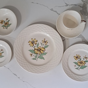 1960s Mayfair Royal Daisy Dinnerware