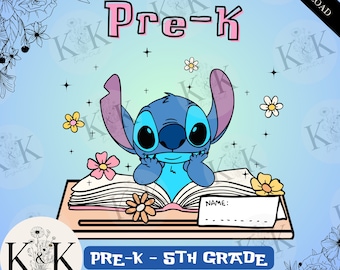 Może przedstawiać: Niebieska postać Stitch z Lilo & Stitch siedzi na książce z różową okładką. Książka jest otwarta i ma pustą etykietę z imieniem. Tło jest jasnoniebieskie z białymi gwiazdami i kwiatami. Tekst "Pre-K - 5th Grade" znajduje się na dole obrazu.