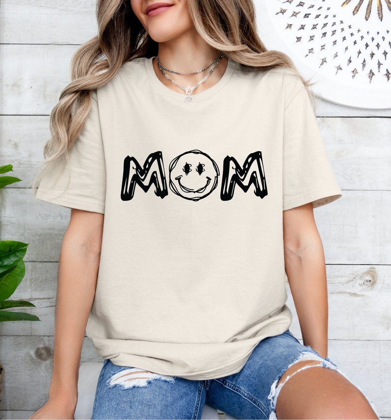 Mom Smiley Shirt, Smiley Face Sweatshirt, Aesthetic Mama Hoodie, Happy ...