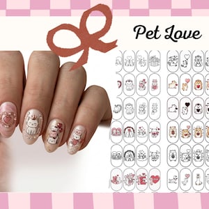 Puede incluir: Una hoja de calcoman&iacute;as para u&ntilde;as con la etiqueta Pet Love que presenta varias ilustraciones peque&ntilde;as de gatos, h&aacute;msteres y otros animales con corazones y globos, junto a u&ntilde;as decoradas con estos mismos dise&ntilde;os en tonos rosa y blanco.