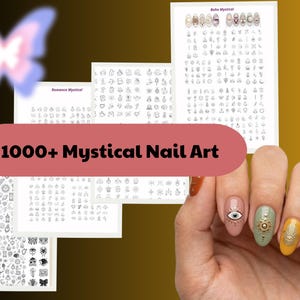以下が含まれることがあります： 1000種類以上の神秘的なモノクロアイコンが描かれたネイルアート用ステッカーシートのコレクション。太陽、月、目などのデザインが白い紙に印刷されており、ゴールドのデカールで装飾された4本の爪を持つ手が写っています。