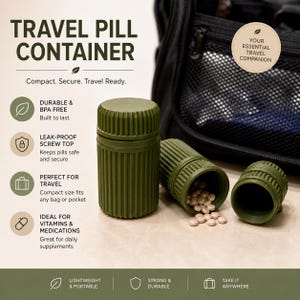 Pode incluir: Recipiente de comprimidos de viagem verde-oliva com tampa de rosca, mostrado com comprimidos a derramar. O recipiente est&aacute; rotulado como "Travel Pill Container" e "Your Essential Travel Companion". O recipiente &eacute; dur&aacute;vel, sem BPA, &agrave; prova de fugas e perfeito para viagens.