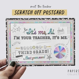 Peut inclure: Une carte postale à gratter avec le texte "SCRATCH OFF POSTCARD" et "meet-the-teacher". La carte postale a une bordure noire et blanche et comprend les phrases "It's me, hi, I'M YOUR TEACHER, IT'S ME" et "THIRD GRADE! Best year ever!".