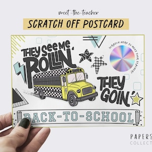 Peut inclure: Carte postale à gratter rectangulaire avec une illustration de bus scolaire jaune. La carte postale présente les phrases "THEY SEE ME ROLLIN'" et "BACK-TO-SCHOOL". Un cercle holographique est présent, avec le texte "SCRATCH HERE TO MEET YOUR TEACHER!"