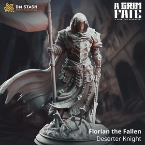 Könnte beinhalten: Unbemalte Miniatur von "Florian the Fallen, Deserter Knight" aus dem Abenteuer "A Grim Fate". Die Figur trägt eine detaillierte Rüstung und hält einen Stab mit einer Fahne. Die Basis zeigt zerbrochene Waffen und einen Schild. Das DM STASH-Logo ist sichtbar.