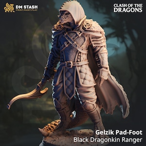 Könnte beinhalten: Detaillierte Figur von Gelzik Pad-Foot, einem Black Dragonkin Ranger, aus der "Clash of the Dragons"-Serie. Die Figur ist mit Rüstung und einem Kapuzenmantel bekleidet und hält eine gebogene Klinge. Der Sockel hat ein strukturiertes Reptiliendesign. Das DM STASH-Logo befindet sich oben links.
