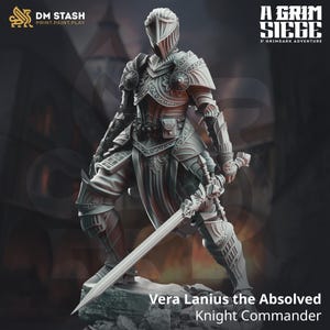 Könnte beinhalten: Eine graue Plastikminiatur eines Ritters in voller Rüstung, der ein Schwert hält. Der Ritter steht auf einem felsigen Sockel. Der Text "Vera Lanius the Absolved Knight Commander" ist unter der Miniatur gedruckt.