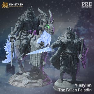 Könnte beinhalten: Eine 3D-gedruckte Miniatur eines gefallenen Paladins, der ein skelettartiges Pferd reitet. Der Paladin trägt eine Rüstung und schwingt ein Schwert. Das Pferd hat eine flammende Mähne und einen Schwanz. Die Miniatur ist in Grautönen und Blau bemalt. Der Text "Yinsylim The Fallen Paladin" ist unter der Miniatur gedruckt.
