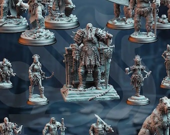 Puede incluir: Una colección de figuras en miniatura pintadas de gris que representan guerreros, bestias y criaturas míticas. Las figuras están en varias posturas de acción y se muestran en bases circulares. Las figuras forman parte de un conjunto más grande, como lo indica el texto "WEITERE MODELLE AUS DEM SET" en la parte inferior de la imagen.