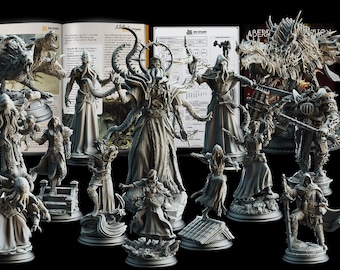 Puede incluir: Una colección de 12 figuras en miniatura pintadas de gris que representan diversas criaturas y personajes, incluyendo un dragón, un monstruo con tentáculos y una figura humanoide. Las miniaturas se muestran sobre un fondo negro con un libro y una hoja de papel visibles detrás de ellas.