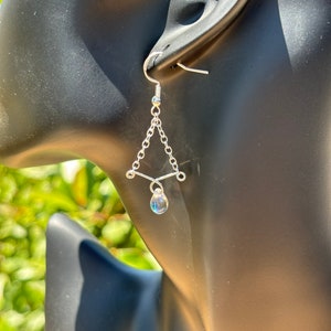 Pendientes colgantes, pendientes de inspiración élfica, pendientes únicos, joyería hecha a mano, pendientes de cuentas de vidrio, regalo para ella