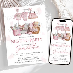 Puede incluir: Una invitación de baby shower rosa y blanca con una ilustración de acuarela de ropa de bebé, un osito de peluche y una cesta de artículos para bebés. El texto de la invitación dice "Por favor, únase a nosotros para una fiesta de anidación en honor a Samantha. Reunámonos y celebremos mientras se prepara para dar la bienvenida a su bebé #2. 13 de marzo de 2022, 12:00 PM, 123 Anywhere St, Any City. RSVP a Mia-Phone +123-456-7890."