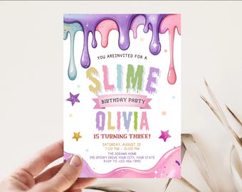 Op de afbeelding: Een kleurrijke uitnodiging voor een slijm-thema verjaardagsfeestje. Het ontwerp toont druipend slijm in tinten paars, roze en blauw, met de tekst "SLIME BIRTHDAY PARTY" en de naam "OLIVIA". De uitnodiging bevat ook feestdetails.