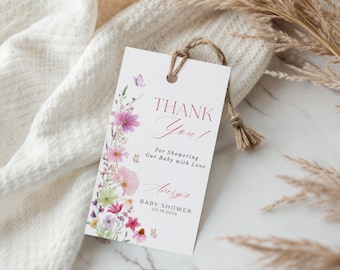 Könnte beinhalten: Ein weißes Babyparty-Dankeschild mit floralem Design. Das Schild zeigt die Worte "Thank You!" in einer burgunderfarbenen Schriftart, zusammen mit dem Namen des Babys und dem Datum der Party. Das Schild ist mit einem natürlichen Bindfaden gebunden.