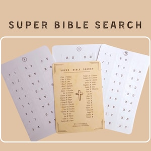 Könnte beinhalten: Ein Kartenspiel namens "Super Bible Search", bestehend aus drei weißen Karten mit schwarzen Zahlen darauf. Die Karten sind mit den römischen Ziffern I und II gekennzeichnet.