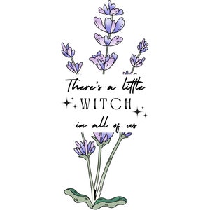 Può includere: Un'illustrazione di fiori di lavanda in viola e verde con il testo "There's a little WITCH in all of us".