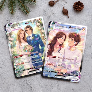 Puede incluir: Dos cartas coleccionables personalizadas. Una muestra "Wedding Day" con una pareja vestida de boda. La otra muestra "1st Anniversary" con una pareja sonriendo. Ambas cartas tienen el texto "VMAX HP 2026".