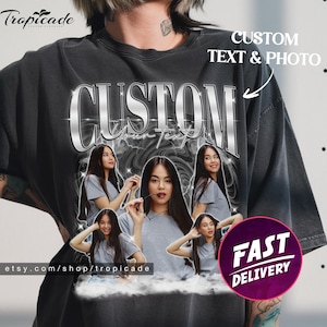 Puede incluir: Camiseta gris oscuro con un diseño personalizado. El diseño incluye la imagen de una mujer y la palabra "CUSTOM" en fuente plateada metálica. La camiseta también tiene el texto "Your Text" y "CUSTOM TEXT & PHOTO". Una pegatina de "FAST DELIVERY" es visible.
