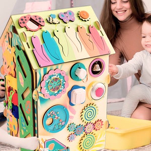 Jouet éducatif en bois, maison animée avec une girafe, idée cadeau de Noël pour enfants, plateau d'activités avec jeux intelligents. Grand animal en peluche pour tout-petit